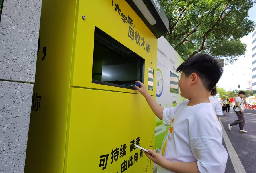 在大学路步行街练摊，限时两日，初高中生和品牌企业“卷”起了旧物废品__在大学路步行街练摊，限时两日，初高中生和品牌企业“卷”起了旧物废品